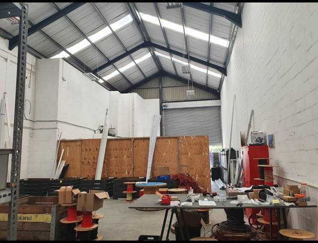 287M² FACTORY RENTED IN SAXENBURG PARK 2